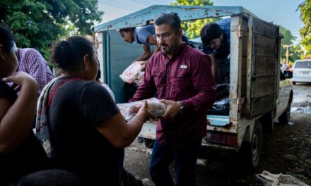 Tuxpan: Daniel Cortina continúa entregando apoyos a familias afectadas en Higueral e Infonavit CANACO