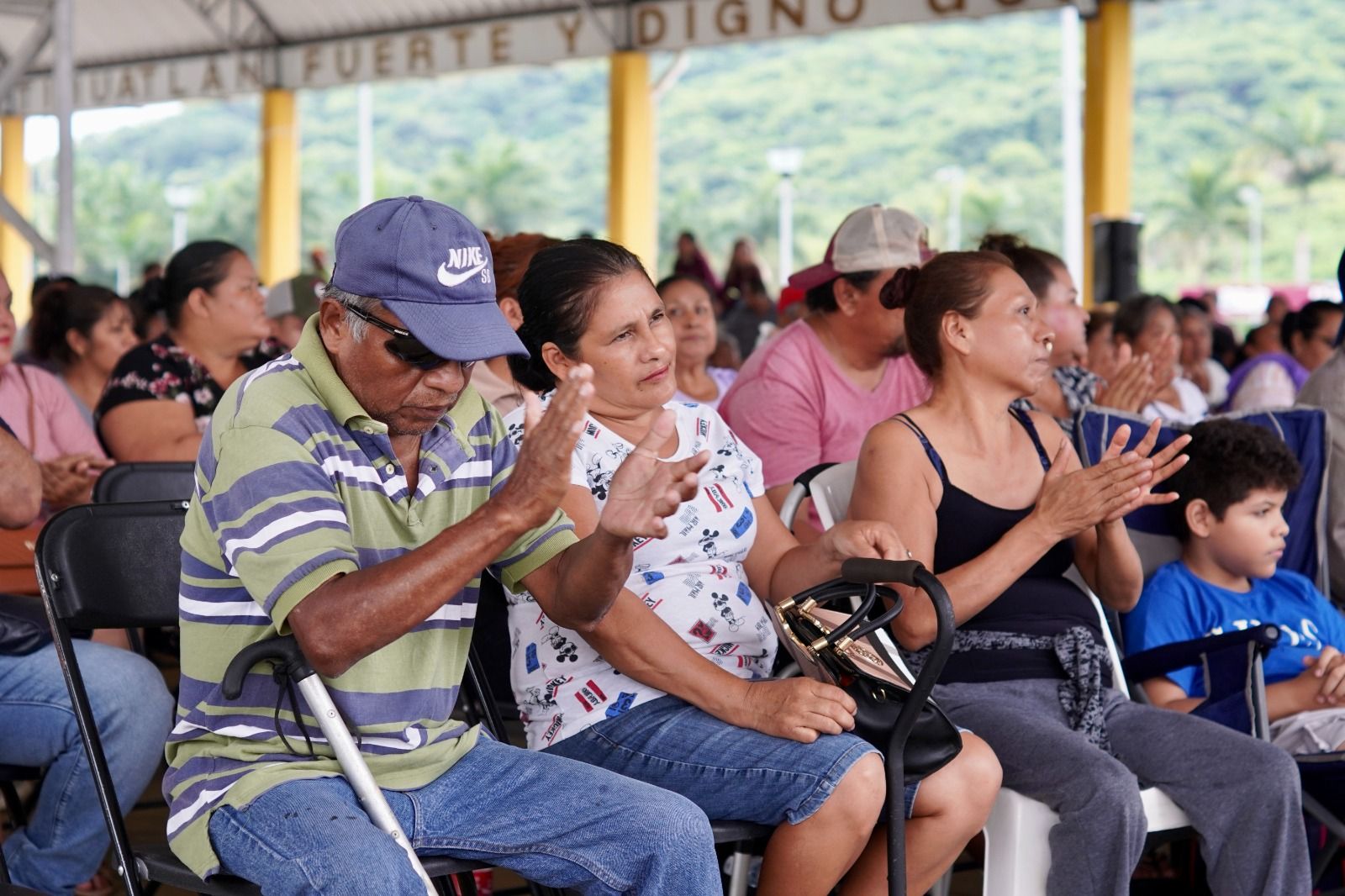 DIF Estatal entrega 2 mil 600 apoyos directos a familias  de la Huasteca