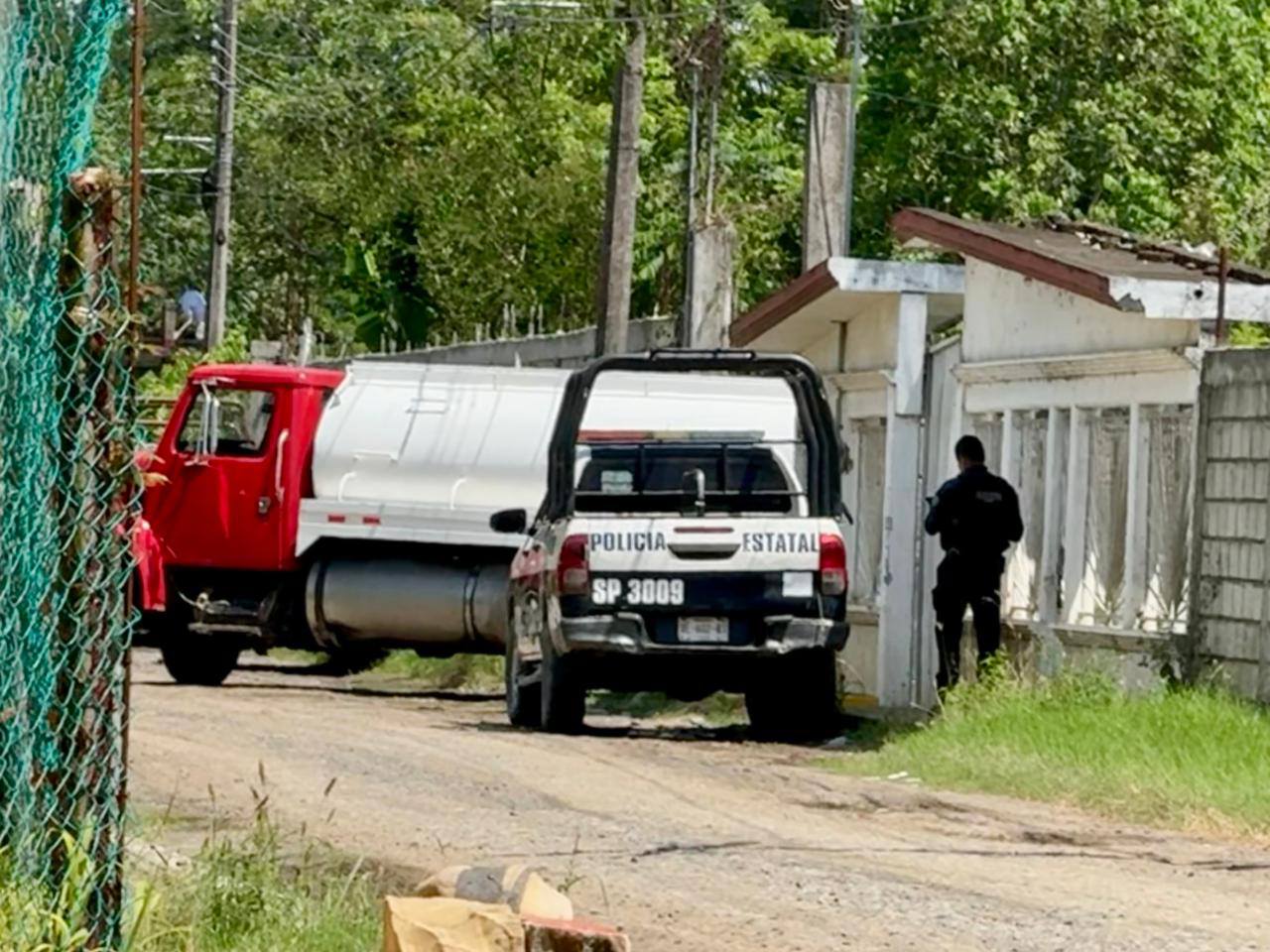 Fuerzas Federales y Estatales aseguran pipa con combustible ilegal en Tihuatlán