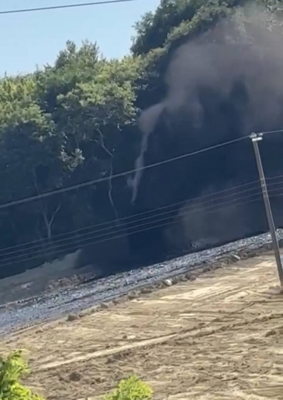 ¡Alarma en Chinampa de Gorostiza! Fuga de aceite de PEMEX obliga a evacuar escuelas