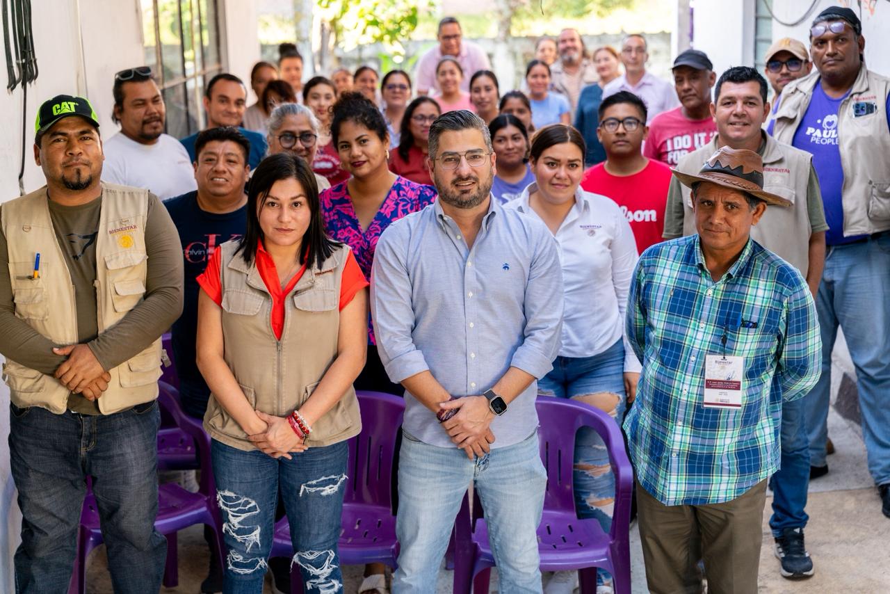 Daniel Cortina entrega luminarias a la Delegación de Bienestar en Tuxpan