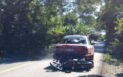 Motociclista gravemente lesionado: Choque entre una moto y un taxi en la carretera Federal 127 Alazán-Canoas