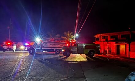 ¡Se incendia un inmueble en Martínez de la Torre!: Bomberos rescatan familia y 12 perritos
