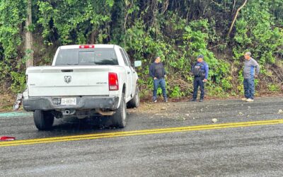 Vehículo de la Secretaría del Bienestar sufre accidente en Papantla