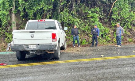 Vehículo de la Secretaría del Bienestar sufre accidente en Papantla
