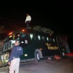 Autobús se sale de la carretera en Platón Sánchez