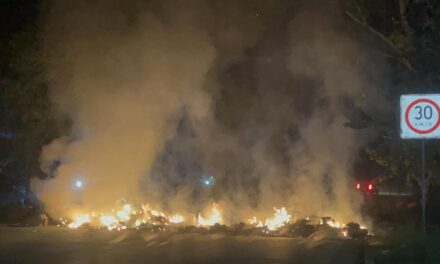 Vecinos queman basura en el acceso a Álamo: exigen servicio de limpia pública