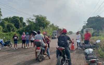 Bloqueo en el tramo carretero Chapopote-Puerta Siete: inconformes exigen pago de gastos médicos por accidente