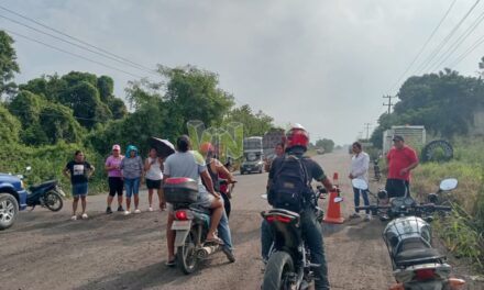 Bloqueo en el tramo carretero Chapopote-Puerta Siete: inconformes exigen pago de gastos médicos por accidente