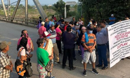 Damnificados bloquean el Puente Cazones 1 y Bis en Poza Rica: Exigen pago pendiente