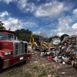 Este domingo el Ayuntamiento de Tuxpan trabajó en la limpieza y retiro de toneladas de basura en comunidades afectadas por la inundación