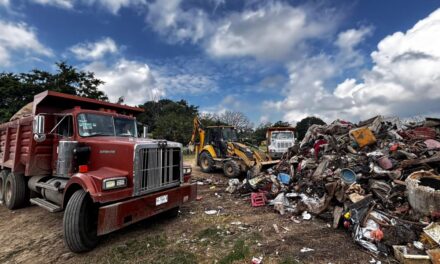 Este domingo el Ayuntamiento de Tuxpan trabajó en la limpieza y retiro de toneladas de basura en comunidades afectadas por la inundación