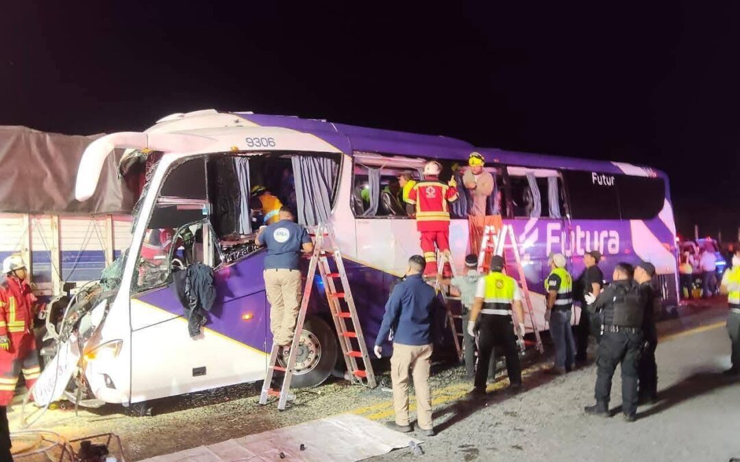 Autobús con destino a Poza Rica colisionó en la Victoria–Monterrey