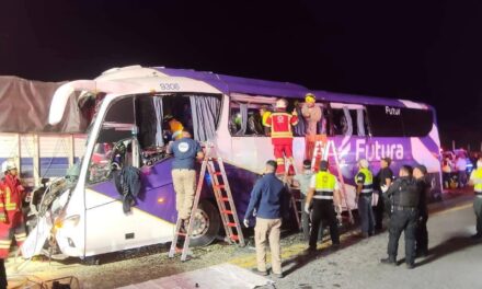 Autobús con destino a Poza Rica colisionó en la Victoria–Monterrey