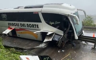 Autobús de pasajeros impacta contra barrera de protección en la autopista Tihuatlán–Totomoxtle