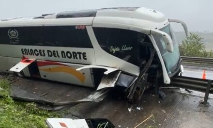Autobús de pasajeros impacta contra barrera de protección en la autopista Tihuatlán–Totomoxtle