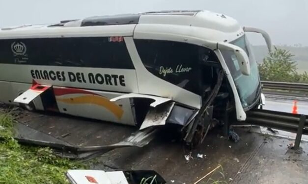 Autobús de pasajeros impacta contra barrera de protección en la autopista Tihuatlán–Totomoxtle