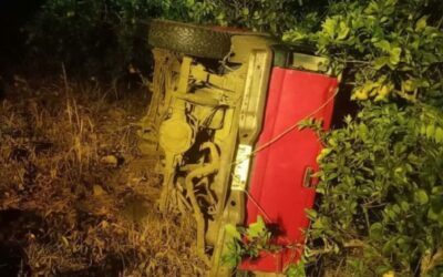 Álamo: Abandonan camioneta tras volcadura en el camino a El Fortín
