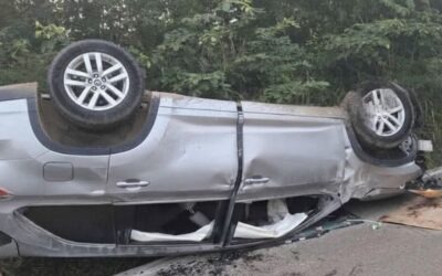 Tempoal: Abandonan camioneta volcada en la carretera a Alto de Ojite