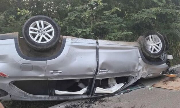 Tempoal: Abandonan camioneta volcada en la carretera a Alto de Ojite
