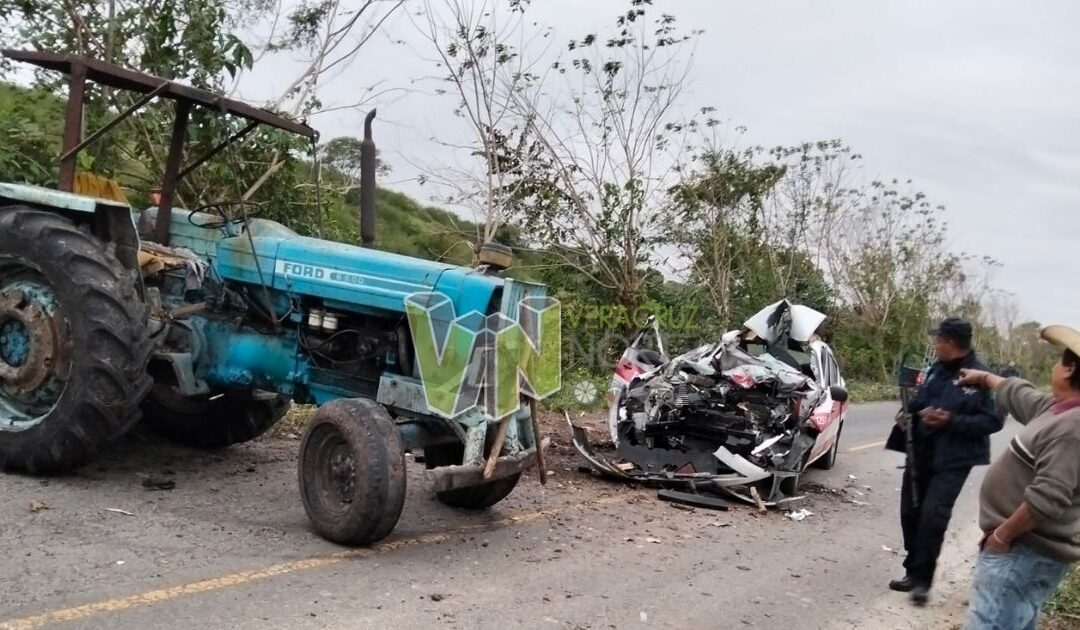 Choque entre taxi y tractor en la Tuxpan–Tamiahua