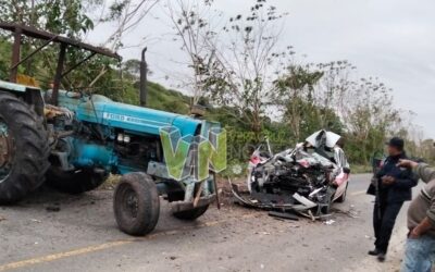 Choque entre taxi y tractor en la Tuxpan–Tamiahua