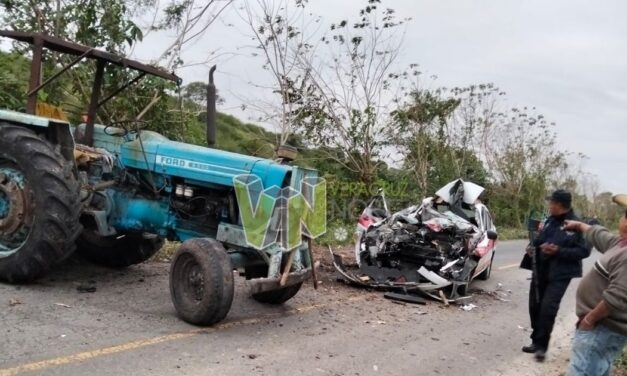 Choque entre taxi y tractor en la Tuxpan–Tamiahua