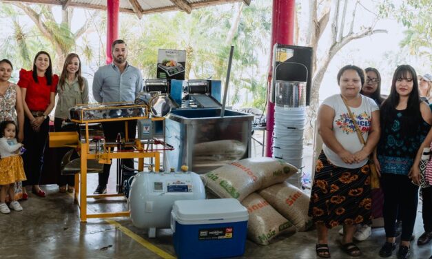 El alcalde Daniel Cortina hace entrega de equipos para el sector tortillero, junto al DIF Municipal.