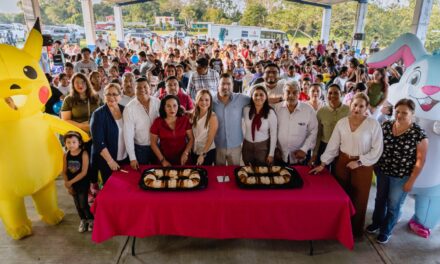 Ayuntamiento de Tuxpan y DIF Municipal llevan festejo de Día de Reyes a Laja de Colomán