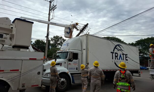 Poste de la CFE colapsa en Tantoyuca; Ayuntamiento confirma que el riesgo ya había sido reportado desde el 6 de enero